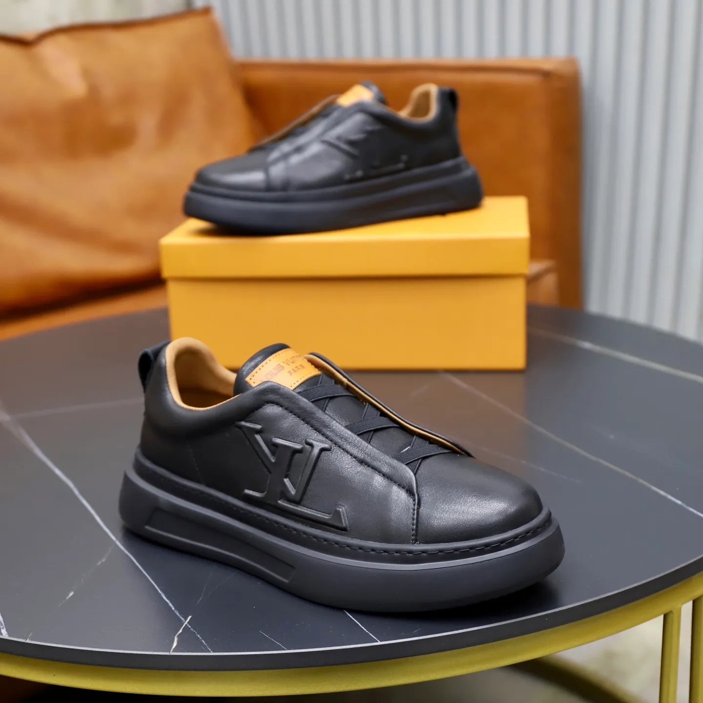 Men's shoes: 480💰🙅‍♂️🙅‍♂️🙅‍♂️ Brand: LV Louis Vuitton Standard code: 38-44 (45 customized) Grade: Same as the official website Material: Original cowhide fabric Comfortable cowhide lining Increased lightness, wear-resistant and soft outsole Style category: Men's fashionable casual shoes Running sneakers Distinguished luxury brand elements Top luxury Color: actual picture color